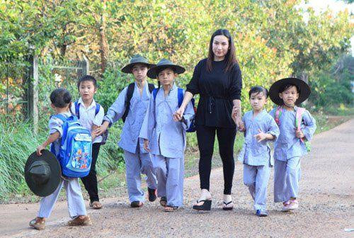 Ở Việt Nam, Phi Nhung luôn bận rộn, chăm chỉ chạy &quot;sô&quot; và chăm lo đàn con (Ảnh: Internet)