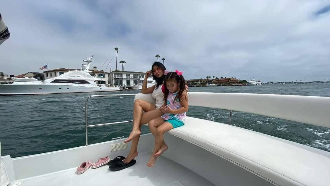 Y Phụng và người trả cho chị cả vốn lẫn lời, bé Paris (Ảnh: FBNV)