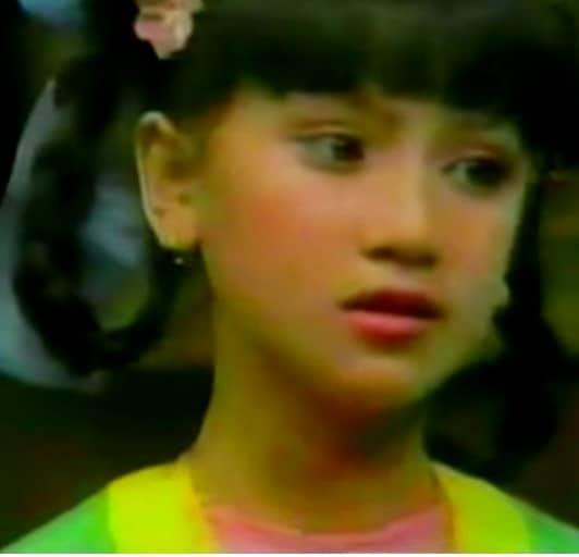 Y Phụng thuở nhỏ trong vở cải lương "Hồn Trương Ba, da hàng thịt" (Ảnh chụp màn hình)