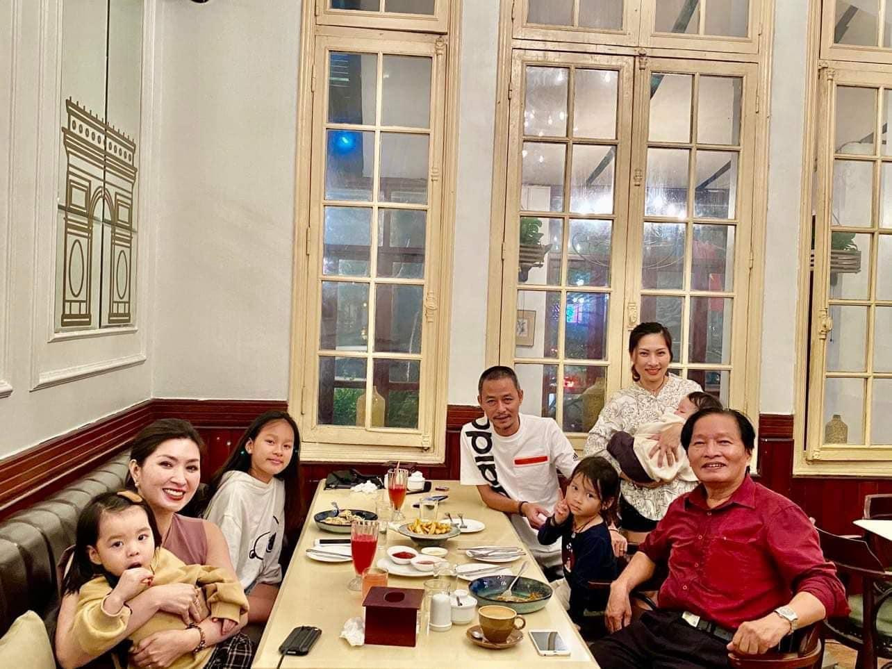 Một buổi sum họp của gia đình ca sỹ Nguyễn Hồng Nhung (Ảnh: NVCC) Một buổi sum họp của gia đình ca sỹ Nguyễn Hồng Nhung (Ảnh: NVCC)