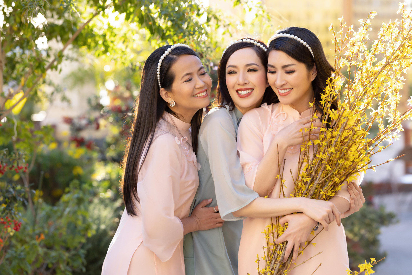 Nguyễn Hồng Nhung (ôm hoa) bên bạn bè văn nghệ tại biệt thự triệu đô mới tậu (Ảnh: NVCC)