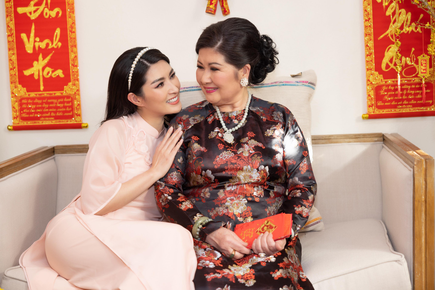 Nguyễn Hồng Nhung bên mẹ, người đã giữ cho chị phong vị tết Việt trong những năm xa xứ (Ảnh: NVCC)