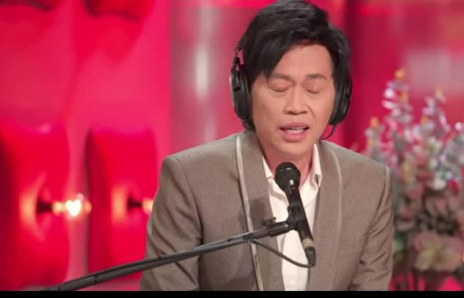 Hoài Linh đắm mình trong những ca khúc trĩu nặng tâm tư (Ảnh: Chụp từ màn hình)