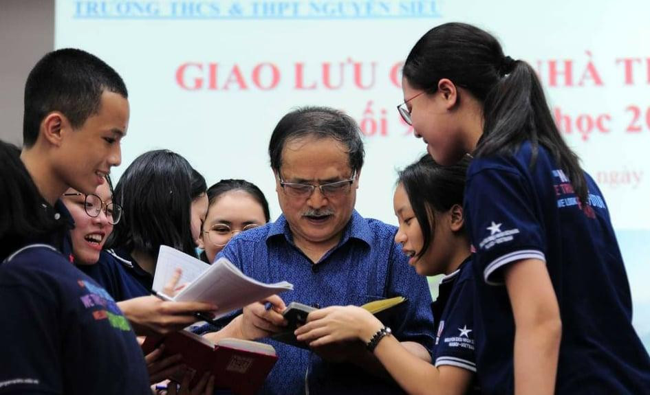 Nhà thơ Y Phương với độc giả trẻ (Ảnh: FBNV)