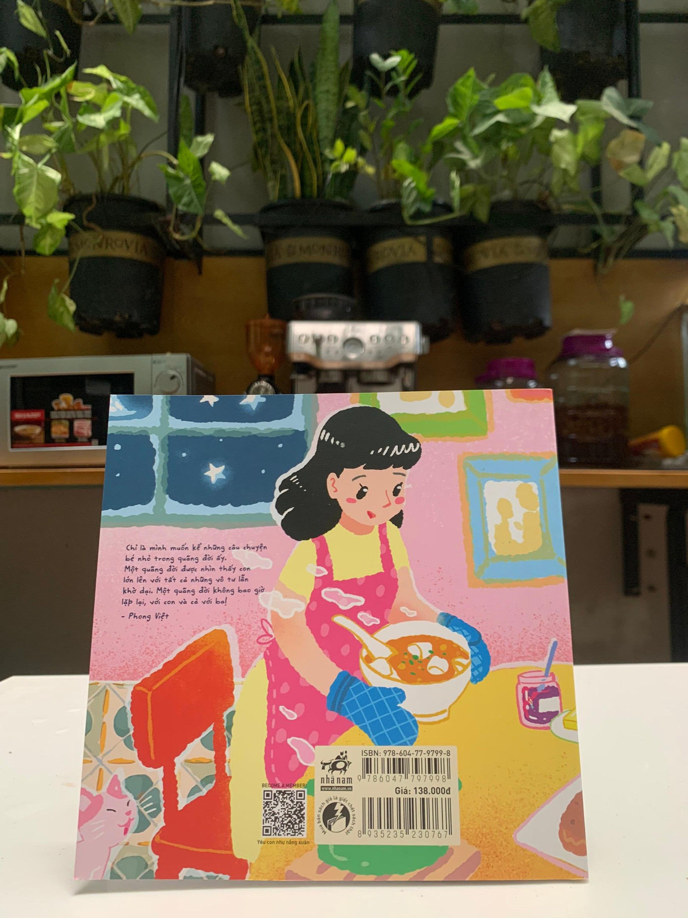 Bìa sau của "Những chiếc ghế trong căn bếp nhỏ" (Ảnh: NVCC)