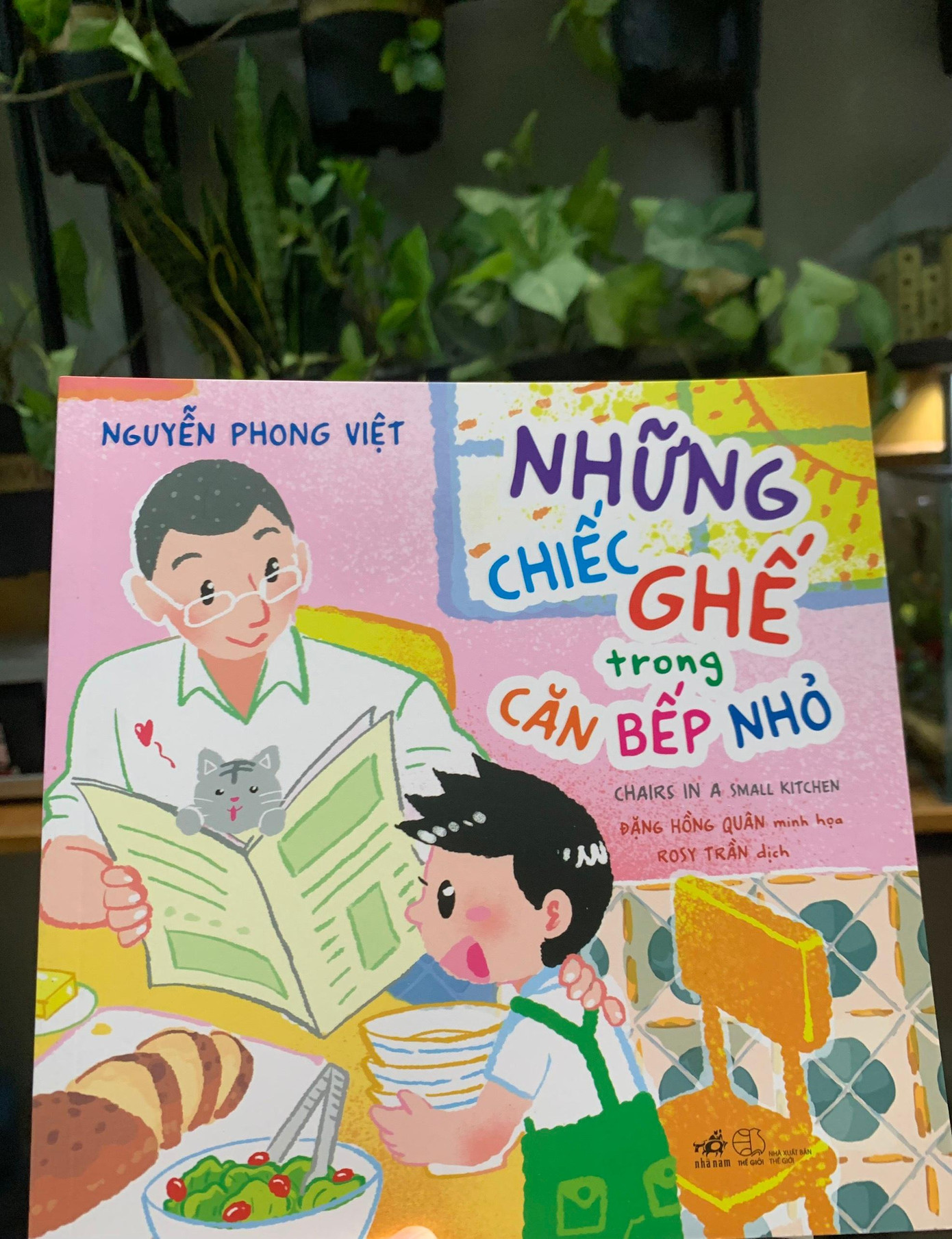 Bìa chính của "Những chiếc ghế trong căn bếp nhỏ" (NVCC)