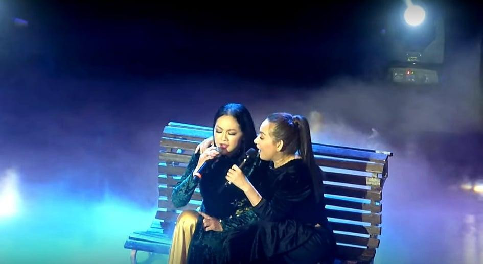 Phi Nhung- Như Quỳnh thân thiết trên sân khấu, trong nhạc phẩm "Chuyện ba người" kết thúc liveshow (Ảnh: Đ.N) Phi Nhung- Như Quỳnh thân thiết trên sân khấu, trong nhạc phẩm "Chuyện ba người" kết thúc liveshow (Ảnh: Đ.N)