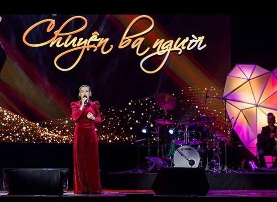 Phi Nhung trong liveshow "Chuyện ba người" Phi Nhung trong liveshow "Chuyện ba người"