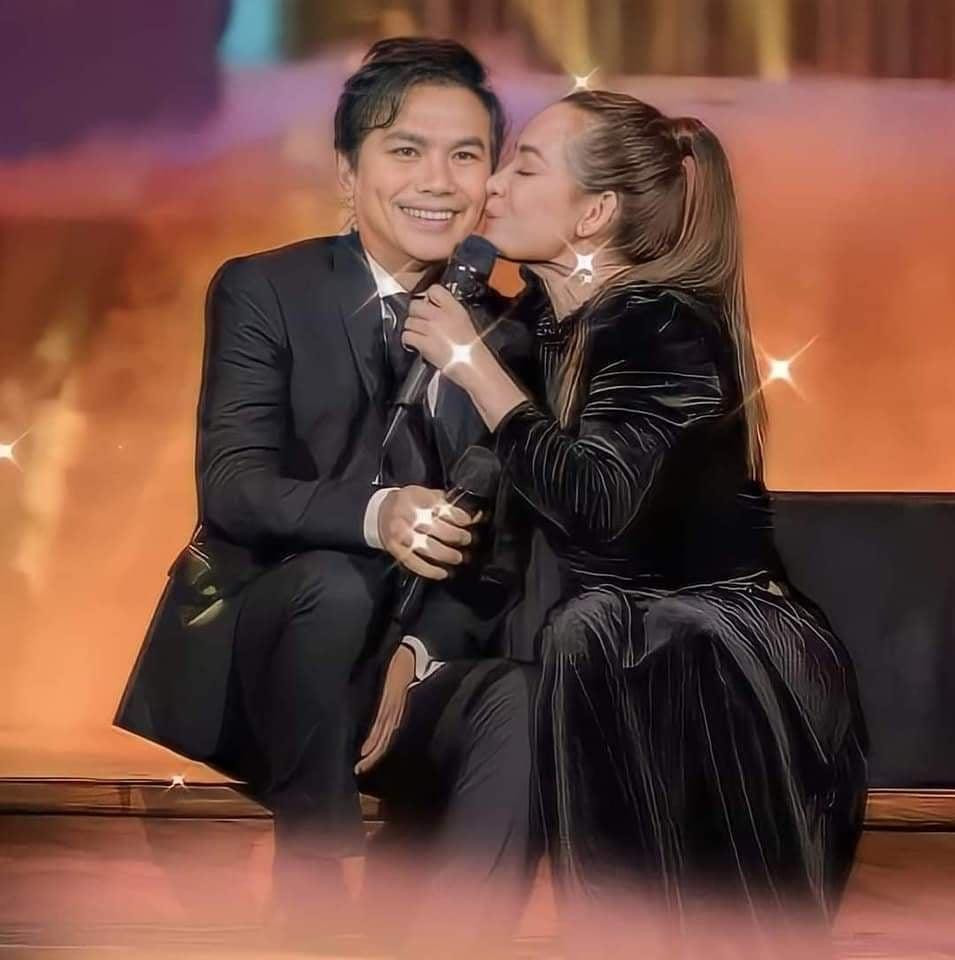 Không chỉ hát song ca, cặp đôi còn thể hiện tình cảm trên sân khấu Không chỉ hát song ca, cặp đôi còn thể hiện tình cảm trên sân khấu