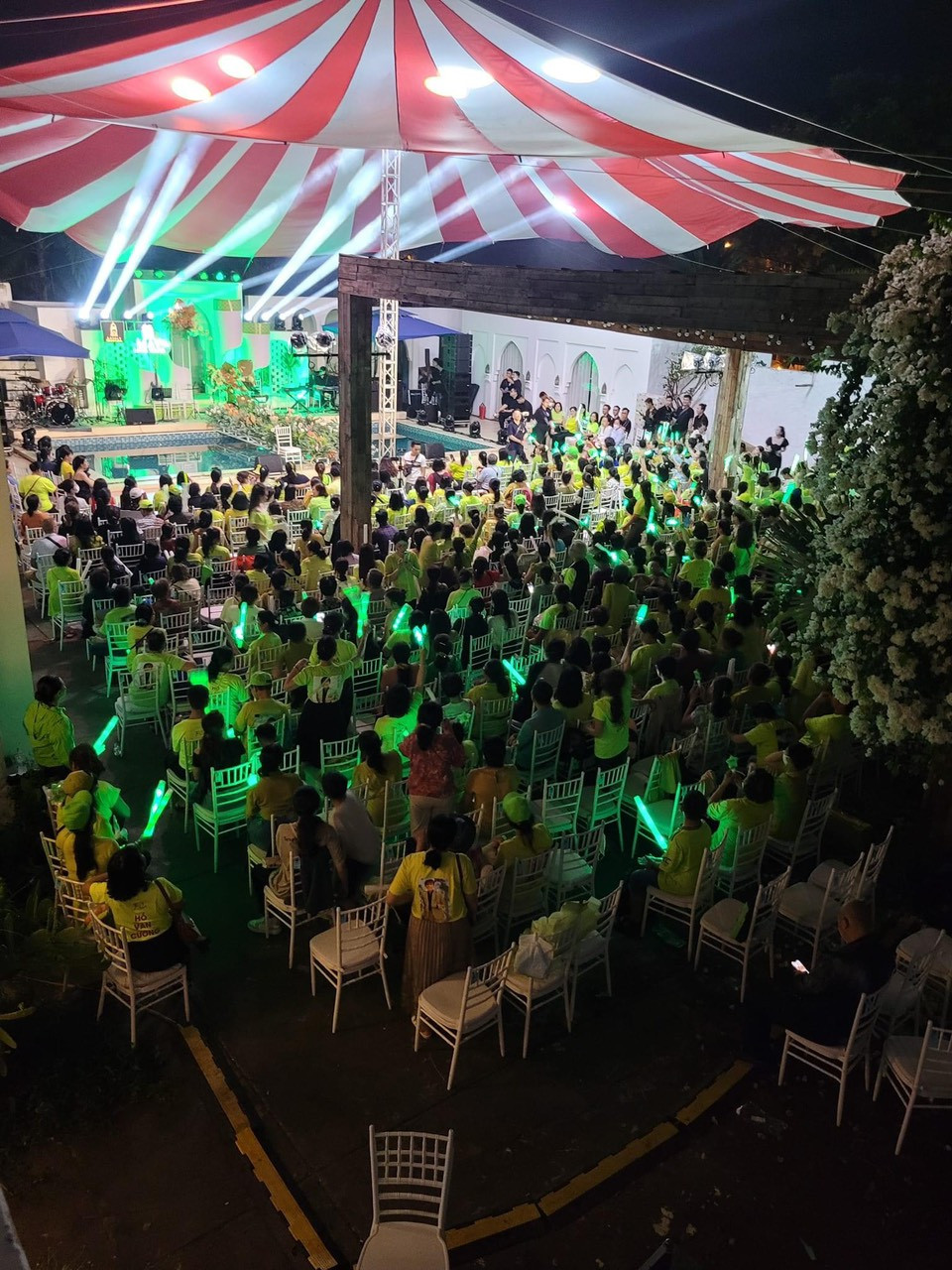 Rừng áo xanh đọt chuối, màu sắc Hồ Văn Cường yêu thích.