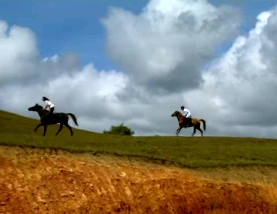 Phim "Sương gió biên thùy" có nhiều cảnh phi ngựa (Ảnh: Chụp màn hình)