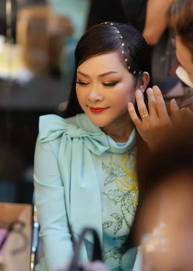 Như Quỳnh ở hậu trường một buổi biểu diễn phòng trà (Ảnh: FBNQ)