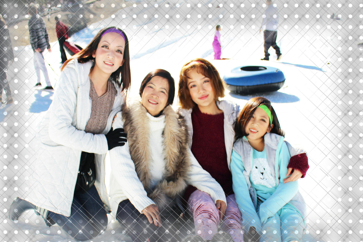 Linh Nga bên mẹ ruột và hai con, trên đất Mỹ (Ảnh: Linh Nga cung cấp) Linh Nga bên mẹ ruột và hai con, trên đất Mỹ (Ảnh: Linh Nga cung cấp)