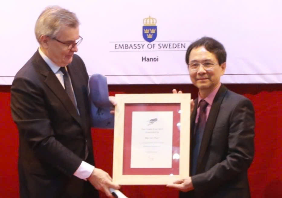 Nhà thơ Mai Văn Phấn từng nhận giải thưởng Cikada của Thụy Điển. Cikada chủ yếu được trao cho các nhà thơ Đông Á. Nhà thơ Mai Văn Phấn từng nhận giải thưởng Cikada của Thụy Điển. Cikada chủ yếu được trao cho các nhà thơ Đông Á.