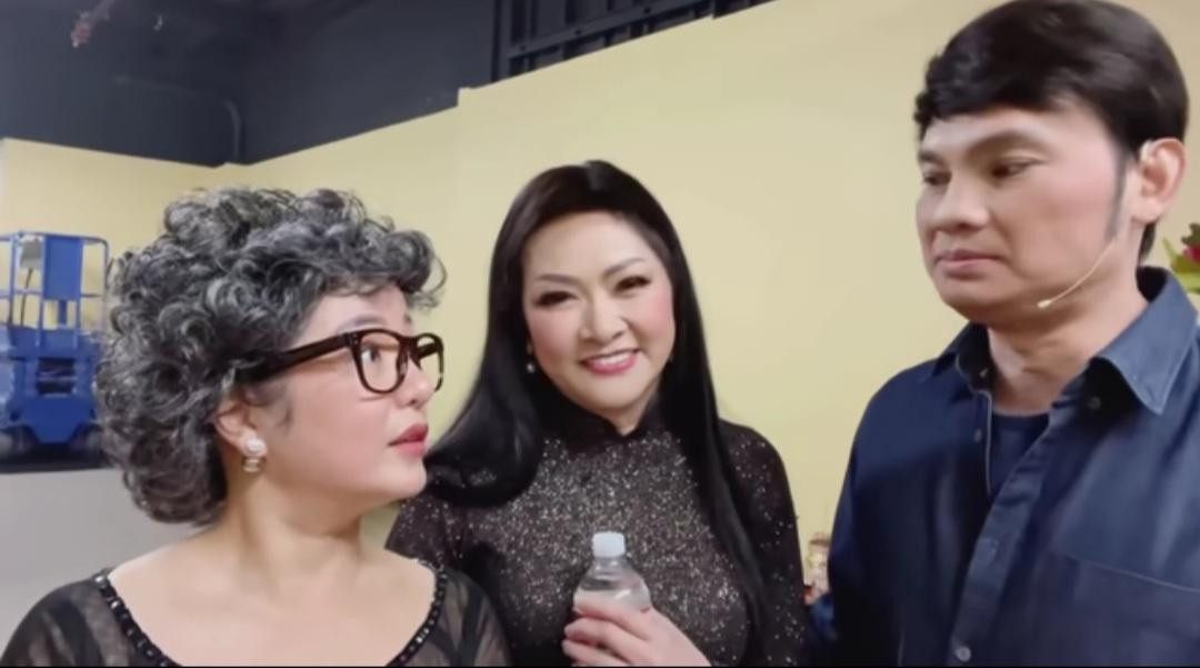 Như Quỳnh (giữa) với các đồng nghiệp trong hậu trường một buổi diễn