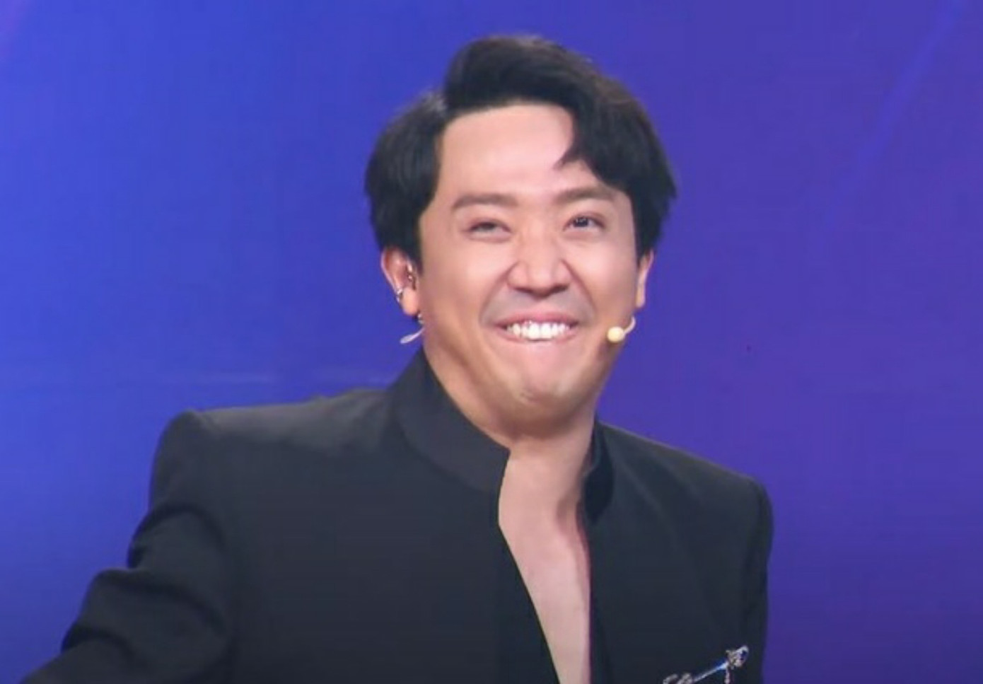 Trấn Thành bắt chước nụ cười của Đức Phúc.