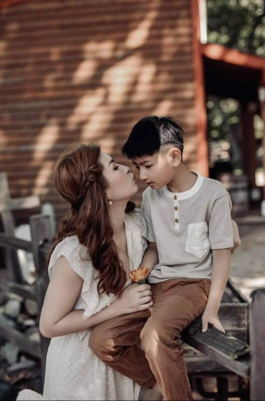 Nguyễn Hồng Nhung và con trai (Ảnh: FBNV)