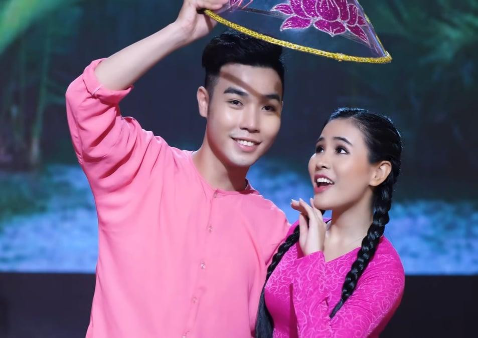 Ca sỹ trẻ Quỳnh Trang cùng bạn diễn trong MV "Lời tỏ tình đáng yêu" (Ảnh: Chụp từ màn hình) Ca sỹ trẻ Quỳnh Trang cùng bạn diễn trong MV "Lời tỏ tình đáng yêu" (Ảnh: Chụp từ màn hình)