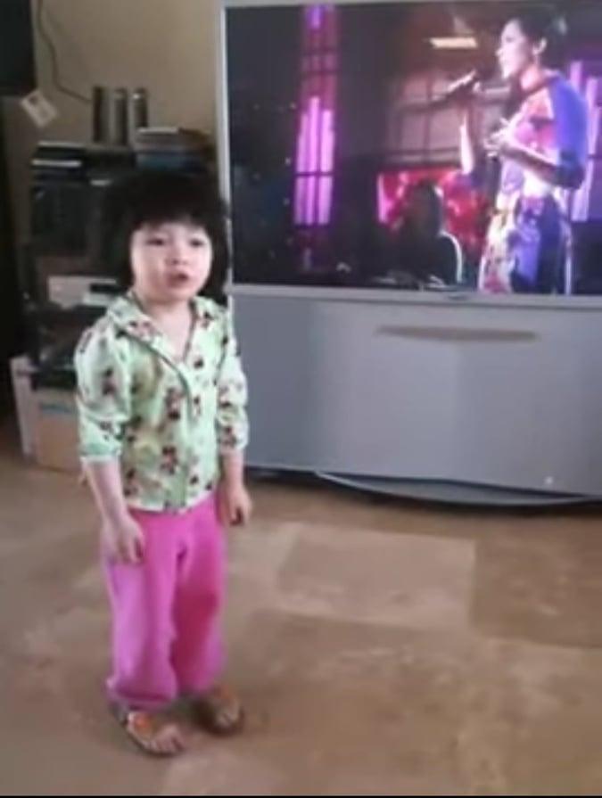 Bắt chước mẹ diễn "Duyên phận" thuở áo hoa, quần hồng (chụp từ clip) Bắt chước mẹ diễn "Duyên phận" thuở áo hoa, quần hồng (chụp từ clip)