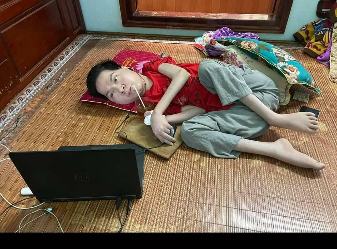 Máy tính đã giúp Vũ Đức Nguyên mở ra thế giới mới (Ảnh: FBNV) Máy tính đã giúp Vũ Đức Nguyên mở ra thế giới mới (Ảnh: FBNV)