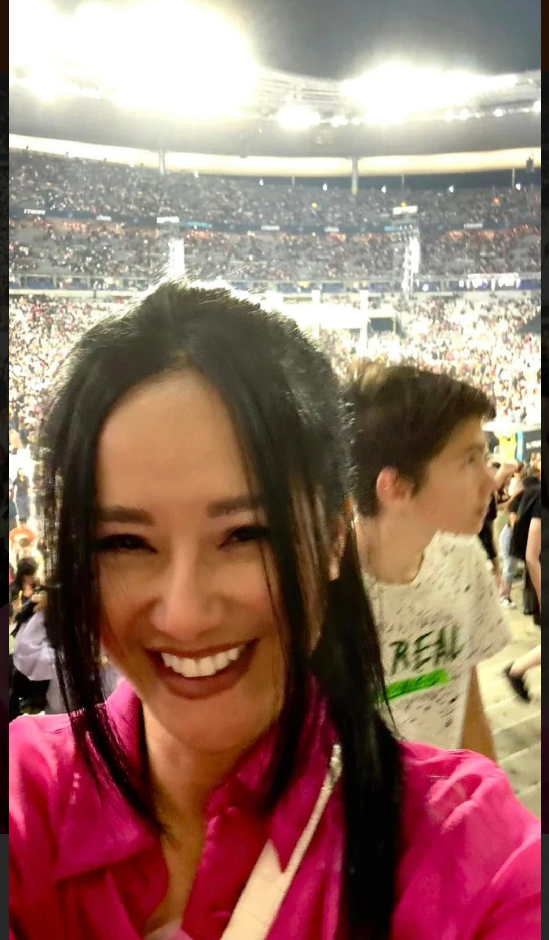 Ca sĩ Hồng Nhung diện áo hồng hòa vào "bão" Born Pink tại Pháp.