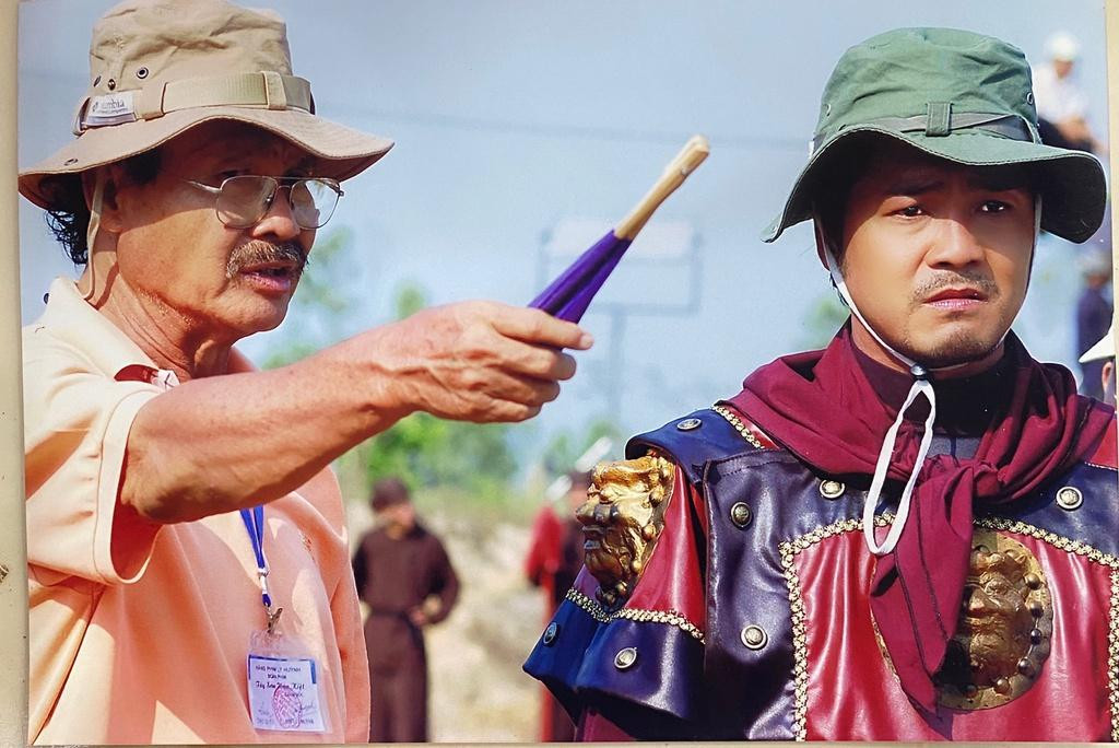 NSND Lý Huỳnh và con trai, Lý Hùng trên phim trường "Tây Sơn hào kiệt" (Ảnh: Internet) NSND Lý Huỳnh và con trai, Lý Hùng trên phim trường "Tây Sơn hào kiệt" (Ảnh: Internet)