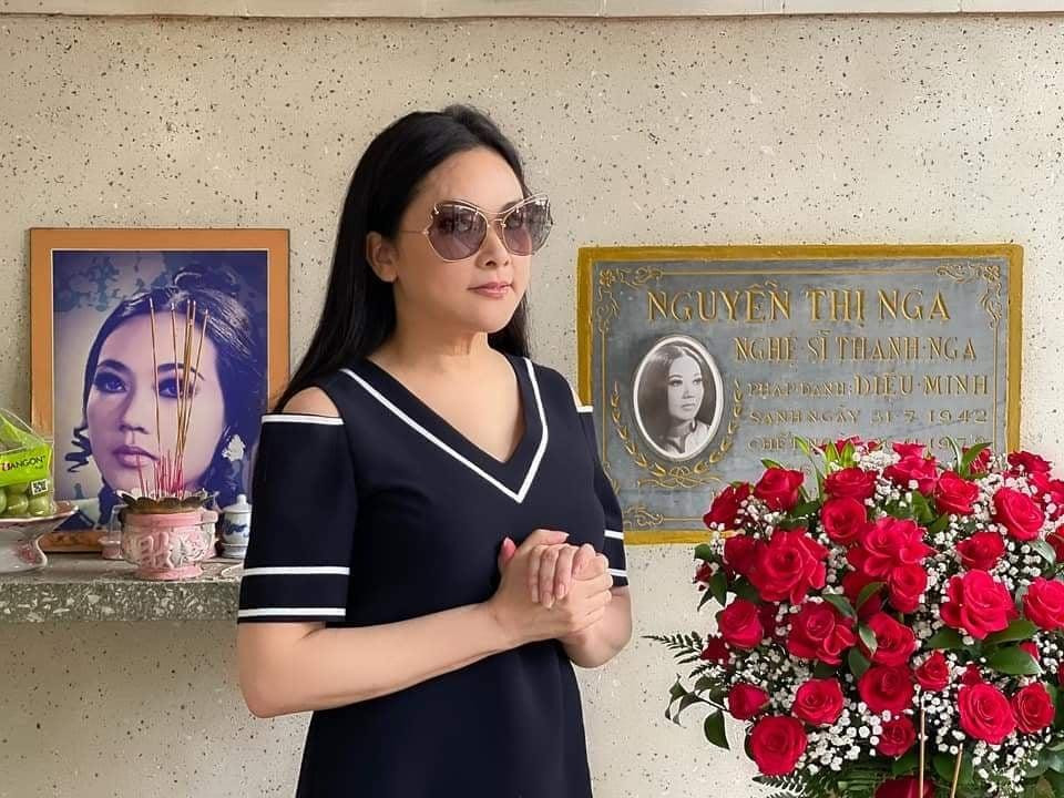 Như Quỳnh thành kính bên di ảnh của "tượng đài" sân khấu Thanh Nga (Ảnh: FBNV) Như Quỳnh thành kính bên di ảnh của "tượng đài" sân khấu Thanh Nga (Ảnh: FBNV)