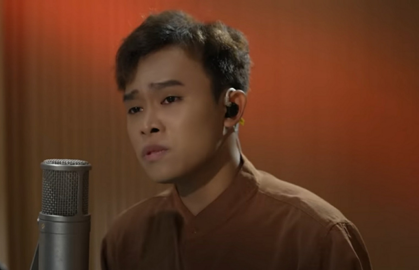 Hồ Văn Cường trong MV Mẹ tôi.