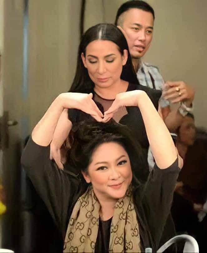 Như Quỳnh- Phi Nhung phía sau hậu trường sân khấu (Ảnh: Fanpage NQ) Như Quỳnh- Phi Nhung phía sau hậu trường sân khấu (Ảnh: Fanpage NQ)