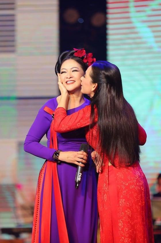 Phi Nhung- Như Quỳnh, một tình bạn đẹp trong giới giải trí Việt (Ảnh: Internet) Phi Nhung- Như Quỳnh, một tình bạn đẹp trong giới giải trí Việt (Ảnh: Internet)