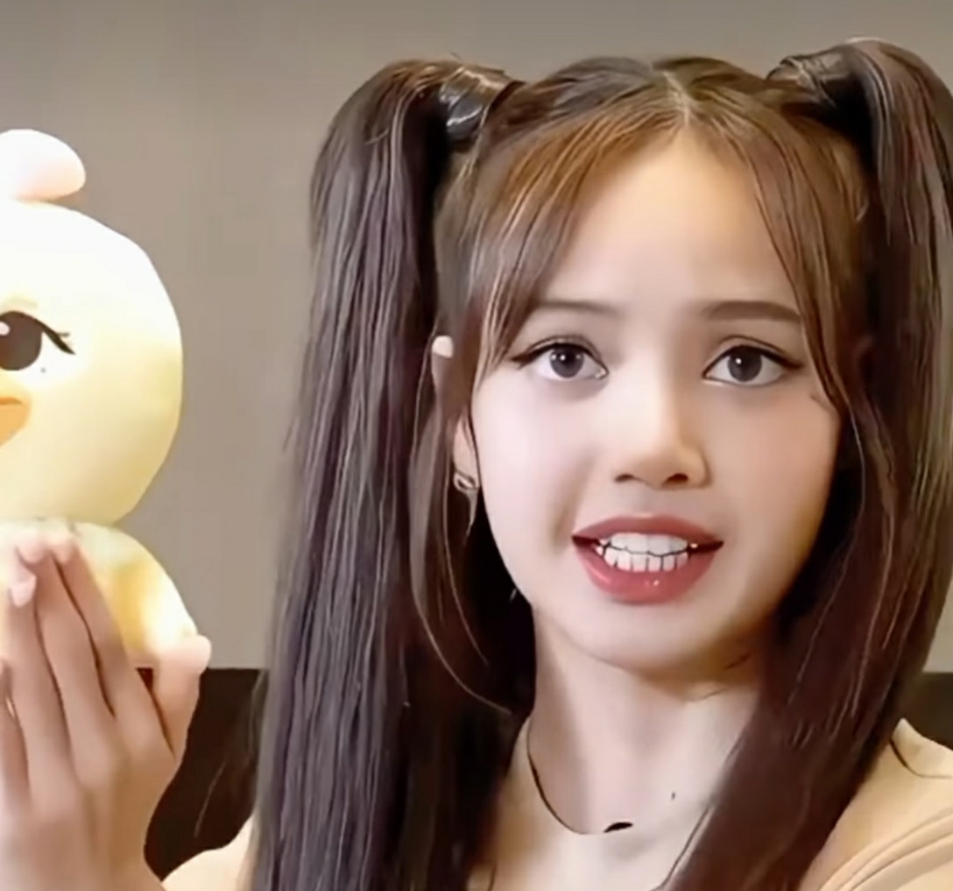 Dù chịu bao áp lực từ công việc và đời riêng, Lisa vẫn giữ được gương mặt xinh đẹp, có phần thơ ngây.