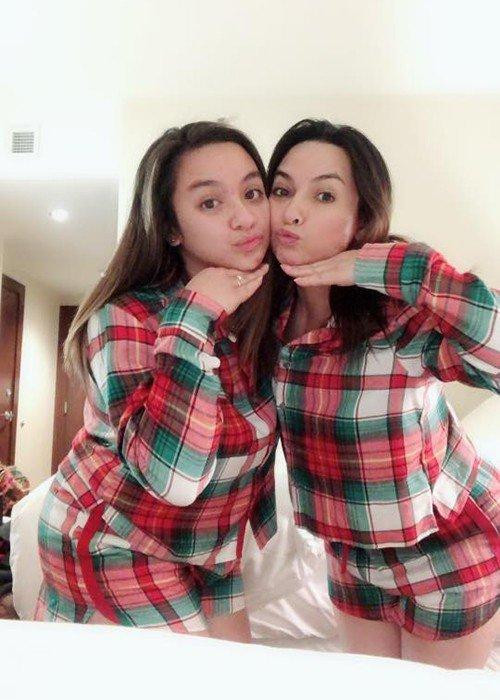 Wendy (trái) và người mẹ nổi tiếng, danh ca Phi Nhung Wendy (trái) và người mẹ nổi tiếng, danh ca Phi Nhung