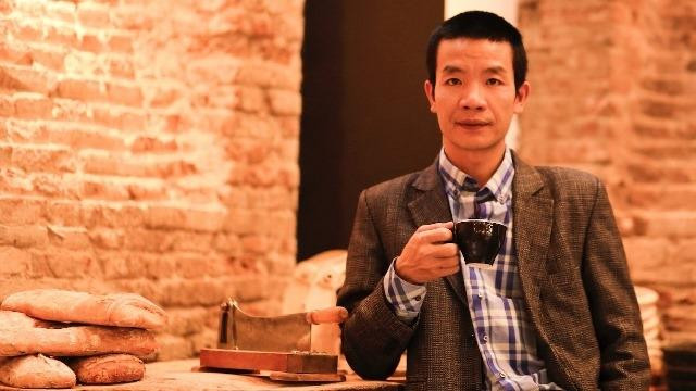 Nguyễn Vĩnh Tiến là một kiến trúc sư, một nhạc sỹ, thi sĩ. Anh cũng thường xuyên khoe giọng hát như ca sĩ và tài vẽ tranh như hoa sĩ (Ảnh: Internet) Nguyễn Vĩnh Tiến là một kiến trúc sư, một nhạc sỹ, thi sĩ. Anh cũng thường xuyên khoe giọng hát như ca sĩ và tài vẽ tranh như hoa sĩ (Ảnh: Internet)