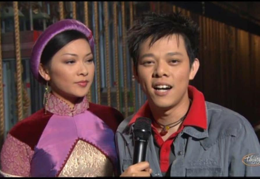 Tường Khuê và chị gái trên sân khấu Thúy Nga Tường Khuê và chị gái trên sân khấu Thúy Nga