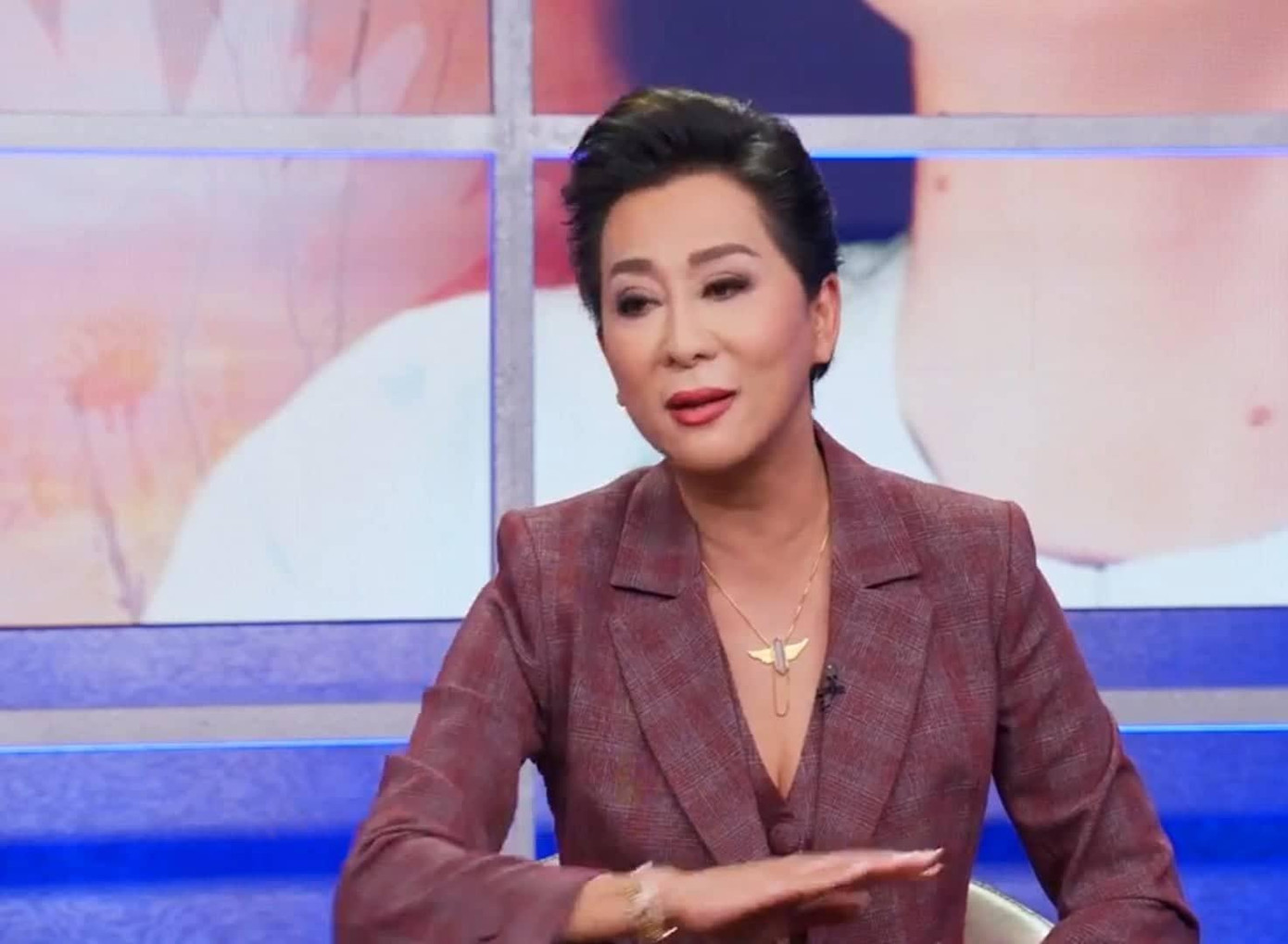 MC Nguyễn Cao Kỳ Duyên trong livestream tưởng niệm ca sỹ Phi Nhung, do Thúy Nga thực hiện.