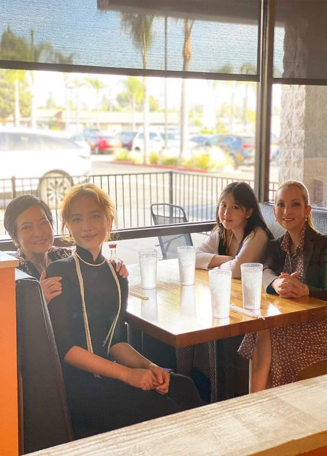 Linh Nga cùng mẹ và hai con trong một ngày đẹp trời ở Mỹ (Ảnh: FBNV)