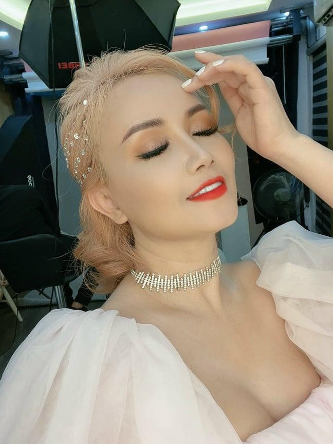 "Mặc váy trắng không có nghĩa là lên xe hoa", Hoàng Yến nói (Ảnh: NVCC)