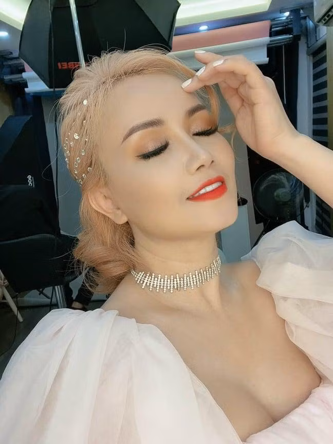 "Mặc váy trắng không có nghĩa là lên xe hoa", Hoàng Yến nói (Ảnh: NVCC) "Mặc váy trắng không có nghĩa là lên xe hoa", Hoàng Yến nói (Ảnh: NVCC)