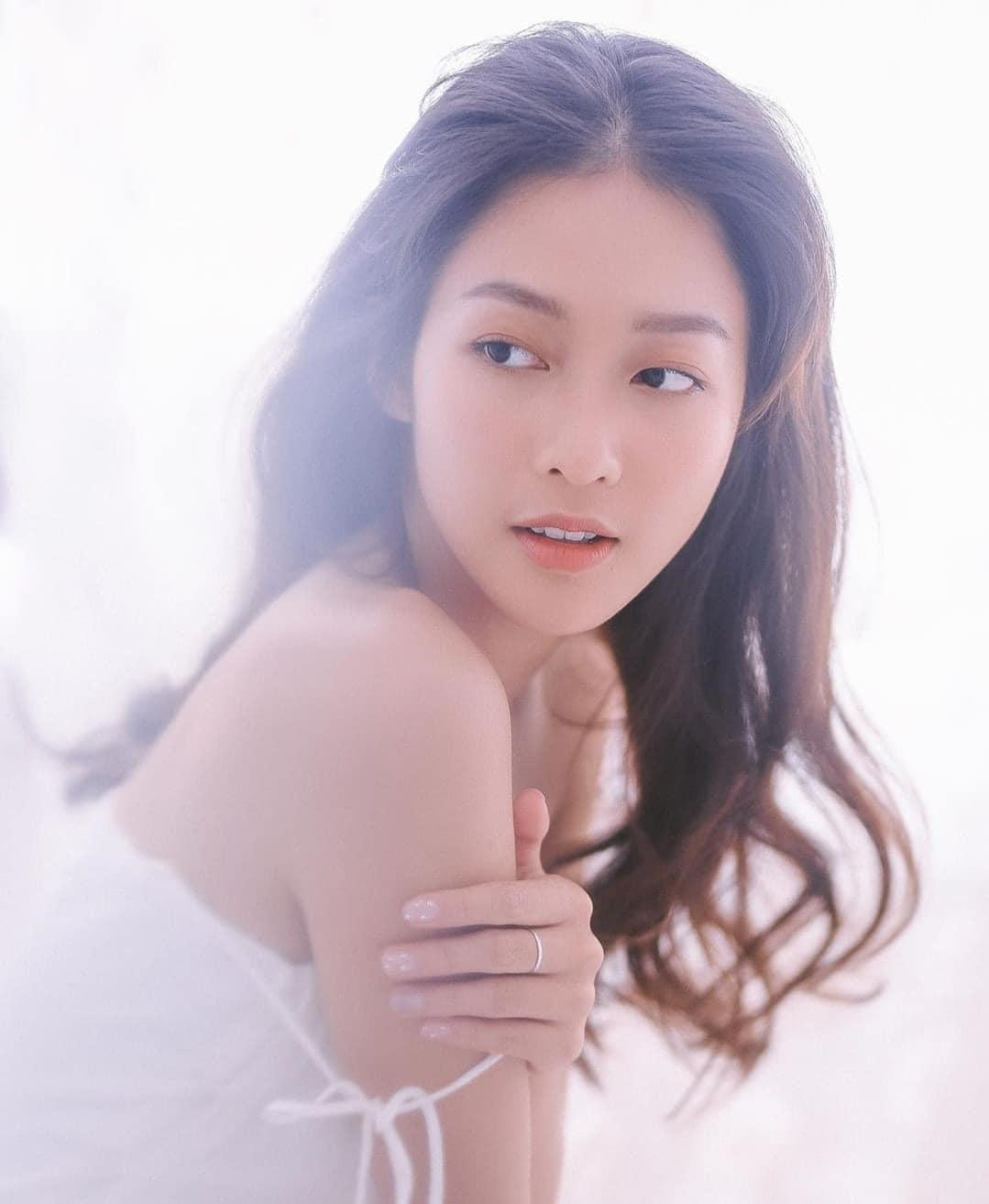 Sau &quot;11 tháng 5 ngày&quot;, Khả Ngân cho phép mình nghỉ ngơi, tận hưởng thời tiết và ẩm thực Hà thành (Ảnh: FBNV)