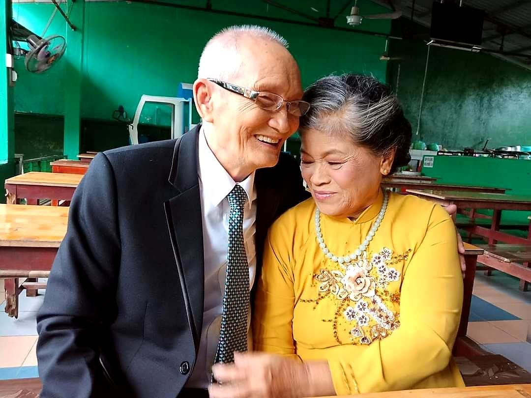 Nhạc sỹ Giao Tiên và vợ. Ông từng viết ca khúc dành tặng người vợ tảo tần