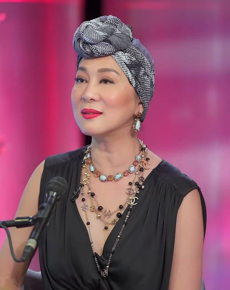 Phong cách thời trang gây tranh cãi của MC Nguyễn Cao Kỳ Duyên (Ảnh: Chụp màn hình)