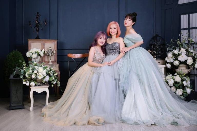 Cô Xuyến "Về nhà đi con" bên hai con gái (Ảnh: NVCC)