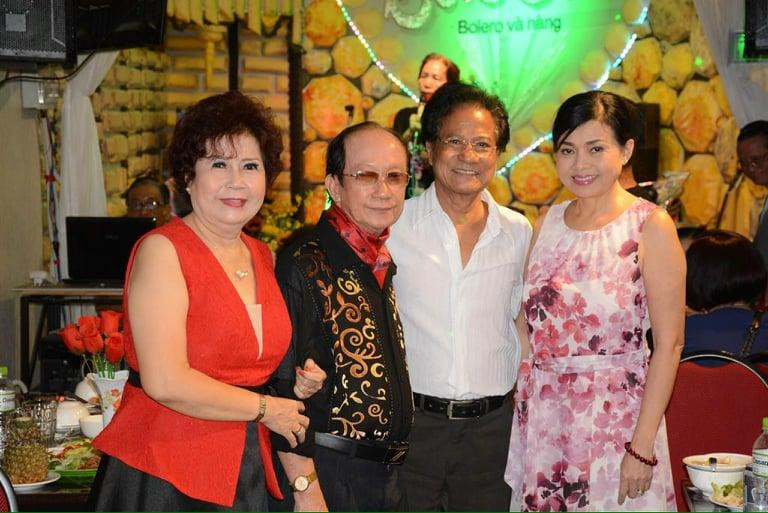 Nhạc sỹ Bảo Thu (áo đen) và danh ca Chế Linh (áo trắng) (Ảnh: NVCC)