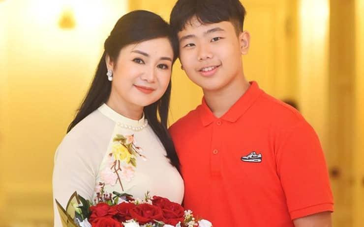 NSND Thu Hà và con trai út của chị (Ảnh: Internet) NSND Thu Hà và con trai út của chị (Ảnh: Internet)