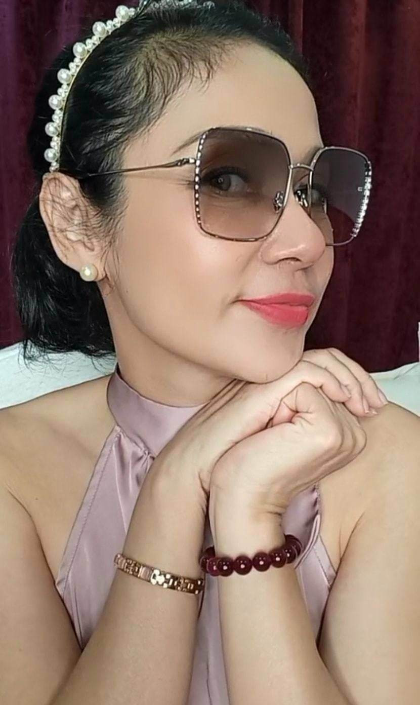 "Người đẹp Tây Đô" hiện tại chuyển nghề kinh doanh mắt kính thời trang. "Người đẹp Tây Đô" hiện tại chuyển nghề kinh doanh mắt kính thời trang.