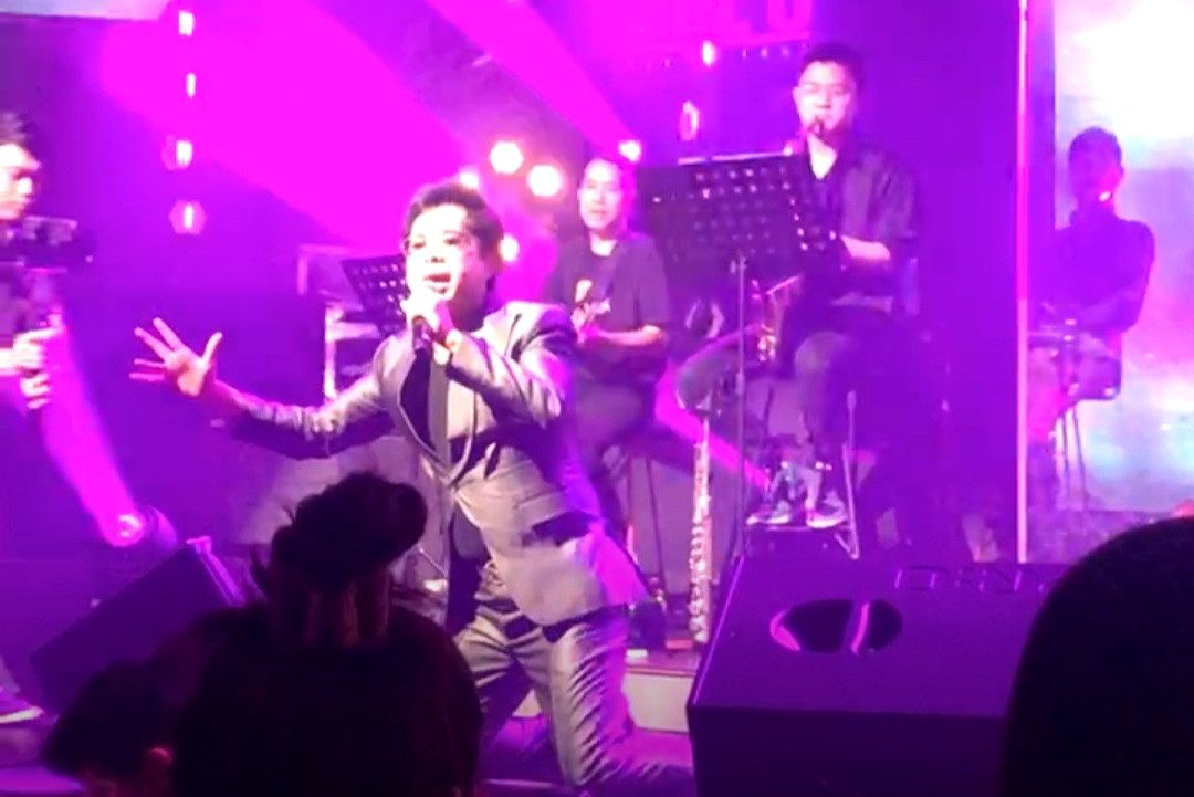 Phong cách biểu diễn không "đụng hàng" của Ngọc Sơn trong đêm Vùng lá me bay.