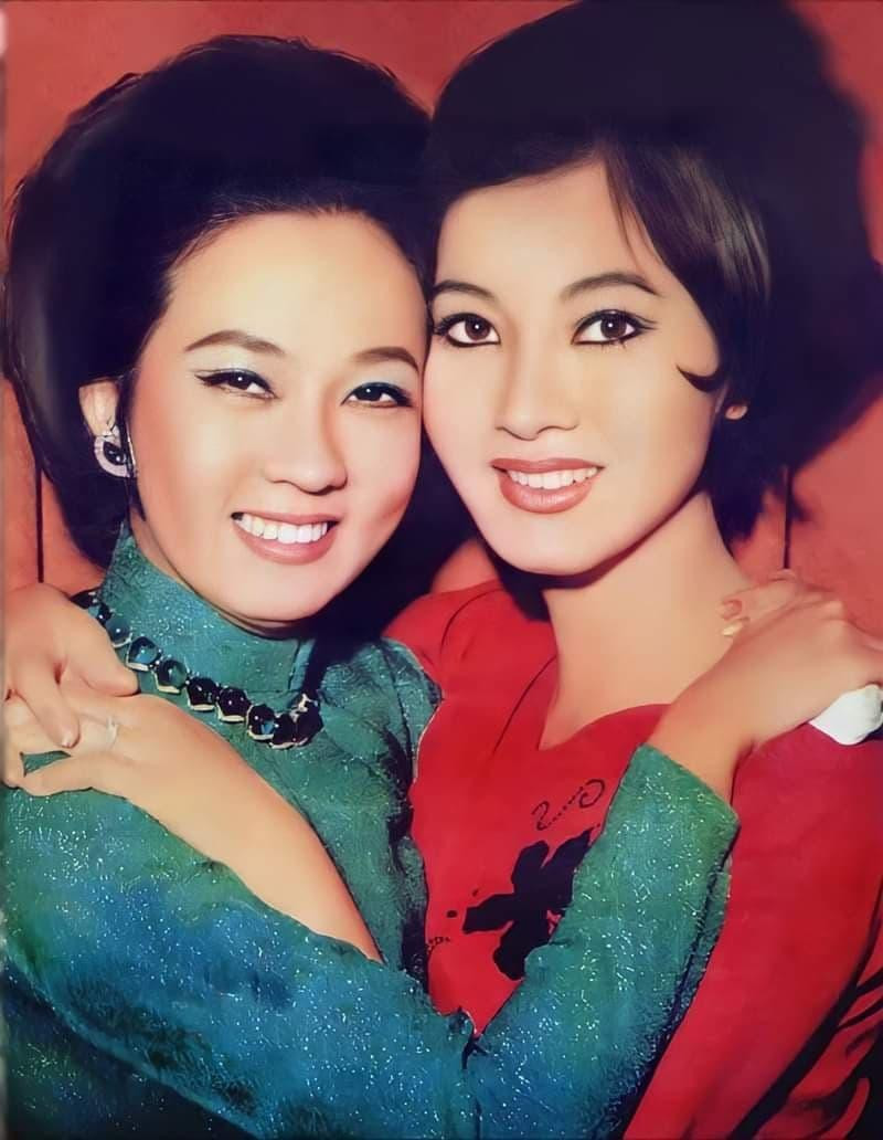 Thanh Nga (áo xanh) và Thẩm Thúy Hằng, hai trong "Tứ đại mỹ nhân" trước 1975
