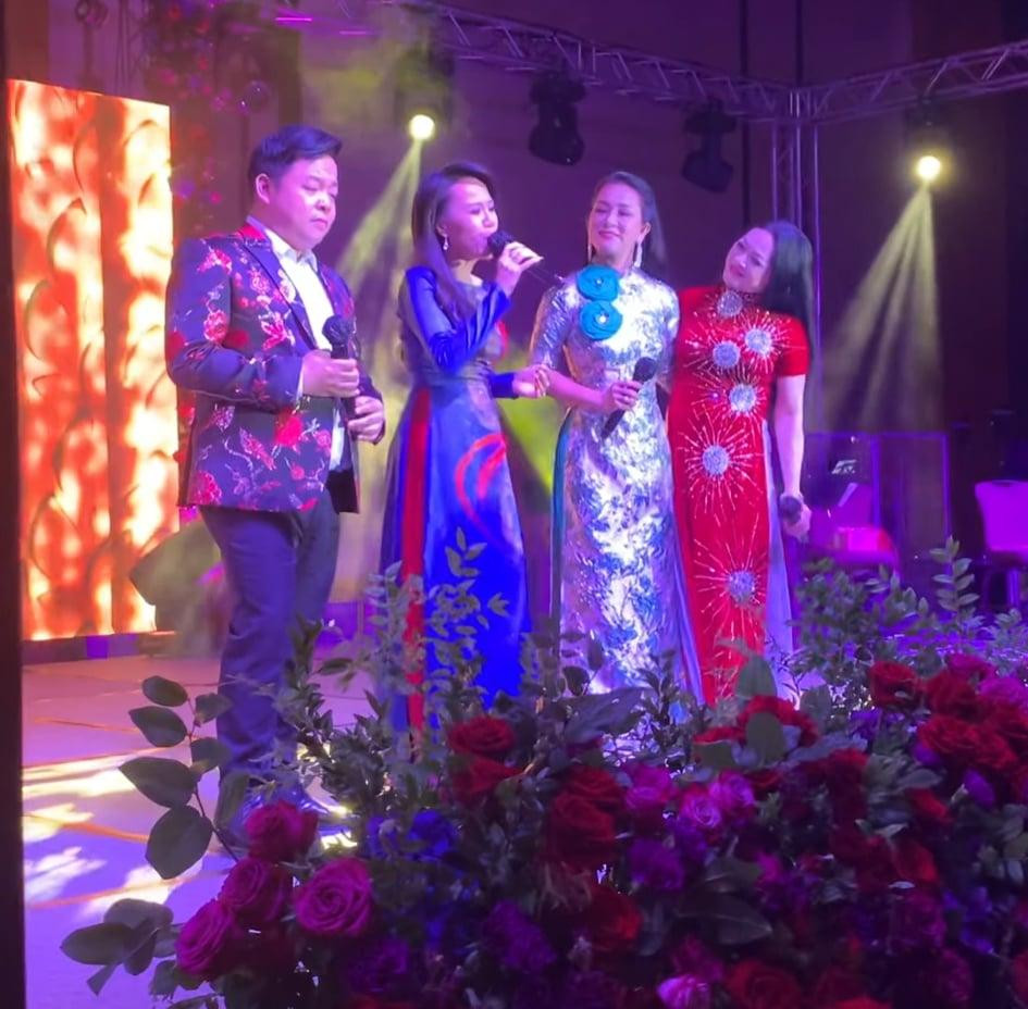 Màn tứ ca đặc sắc: Quang Lê- Mai Thiên Vân- Hương Thủy- Như Quỳnh (từ trái qua). Màn tứ ca đặc sắc: Quang Lê- Mai Thiên Vân- Hương Thủy- Như Quỳnh (từ trái qua).