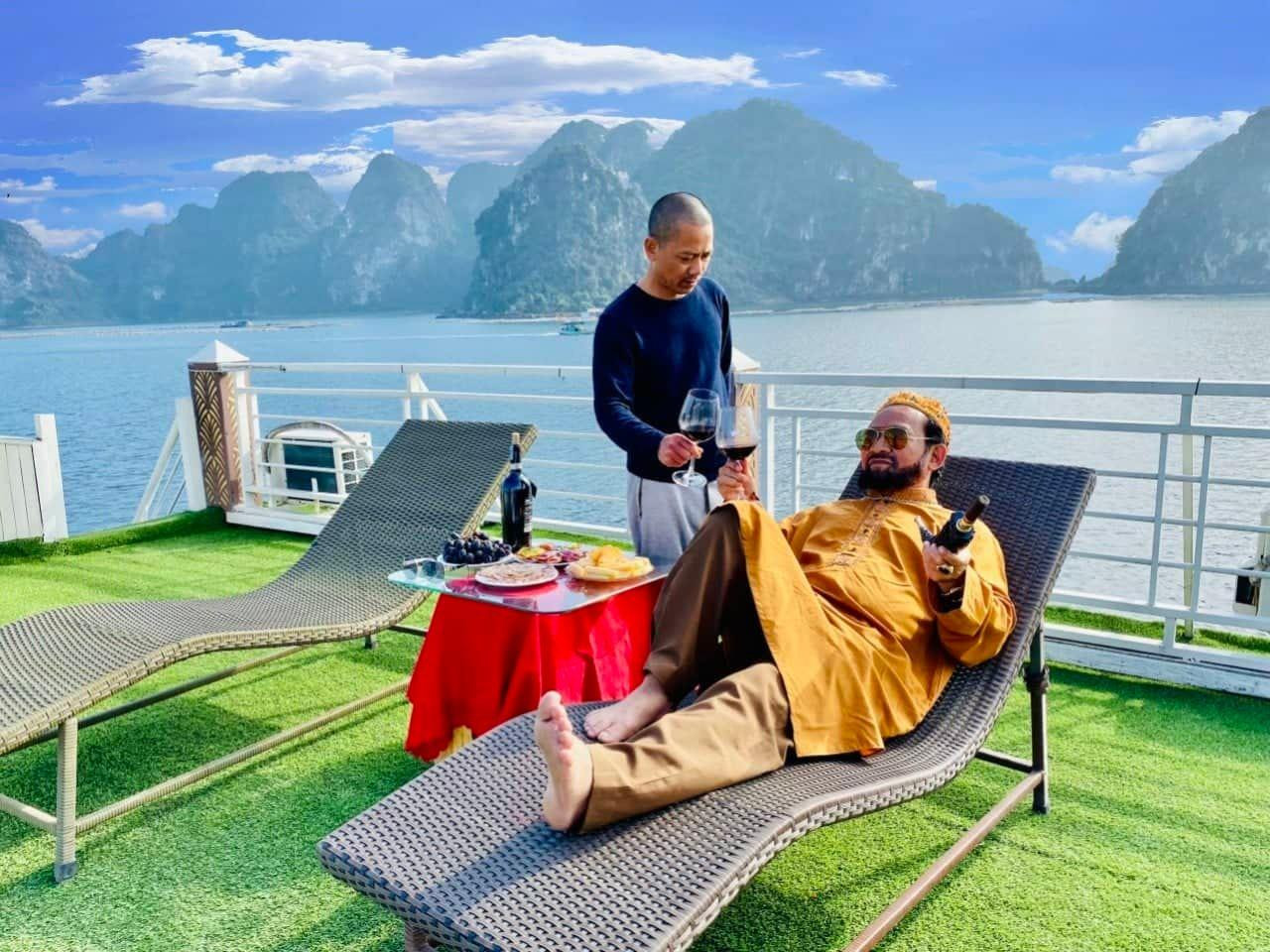 NSƯT Tiến Quang (áo vàng) tự nhận, không đẹp trai, không "sáng" sân khấu, phim ảnh (Ảnh: Zalo NV)