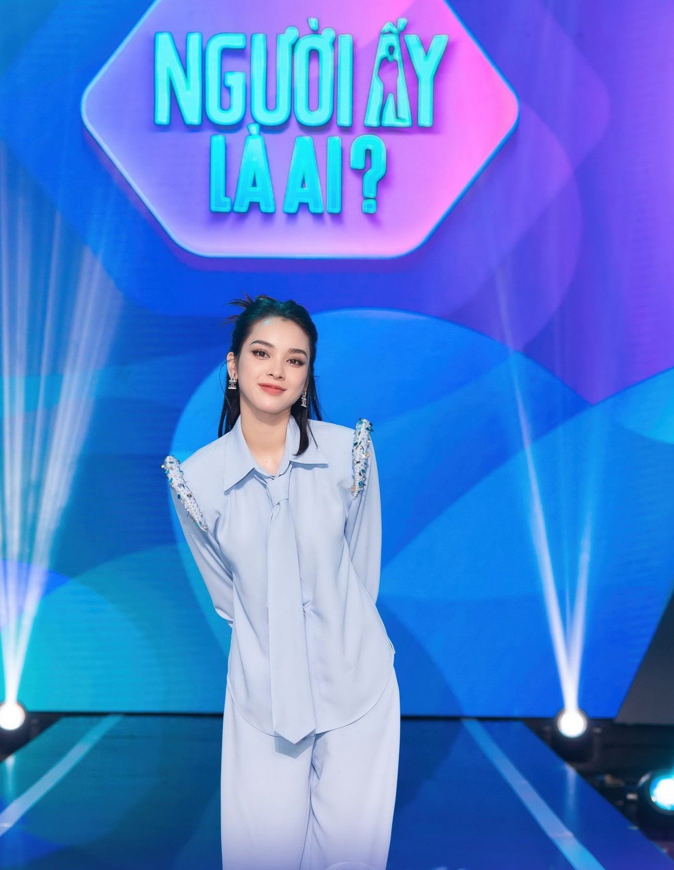 Quỳnh Lương gây &quot;bão&quot; khi bước ra từ chương trình Người ấy là ai.